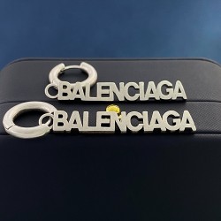 BL921750 Balenciaga 巴黎世家简约时尚高品质英文字母长款作旧复古耳钉 黄铜材料电镀白金   颜色：古银色 尺寸:总长约5.5cm