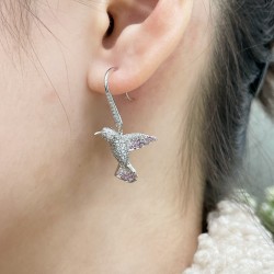 V金材质 2140B60  宝诗龙蜂鸟耳环，佩戴它的女性会感到自信和自在，仿佛拥有了自由翱翔的羽翼