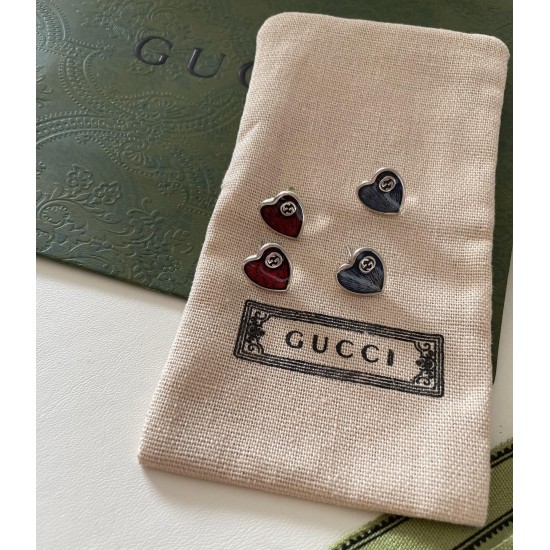 双G标志耳钉 ♥️桃心图案 纯银做旧 超级时尚好看 双G标志耳钉 ♥️桃心图案 纯银做旧 超级时尚好看