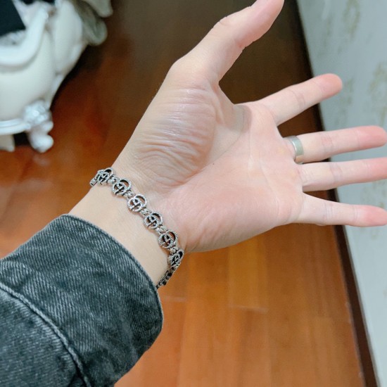 手链最新款的经典款 精致无论款式 质感 都是绝对的顶尖feel 只要看一眼就懂了 搭配衣服更有魅力更有吸引力和气质 原版logo 超 nice 搭配衣服最佳的选择,男女同款必备神器码数:.17.1 手链最新款的经典款 精致无论款式 质感 都是绝对的顶尖feel 只要看一眼就懂了 搭配衣服更有魅力更有吸引力和气质 原版logo 超 nice 搭配衣服最佳的选择,男女同款必备神器码数:.17.1