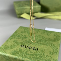 HY80A60。Gucci肖战同款link to love 项链，很精致很闪很漂亮。真的是秒杀所有锁骨链的感觉。简约大气充满细节之美，夏季来上一条搭配衣服美美哒✨