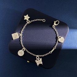 GQ924900 古驰Gucci古奇复古多样元素带GUCCI字母标志挂件手链 黄铜材料   颜色：古银色  尺寸约:总长20.5cm（无延长链）
