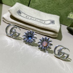 一只耳环为品牌经典双G图案，另一只为花朵造型。 编号88855515