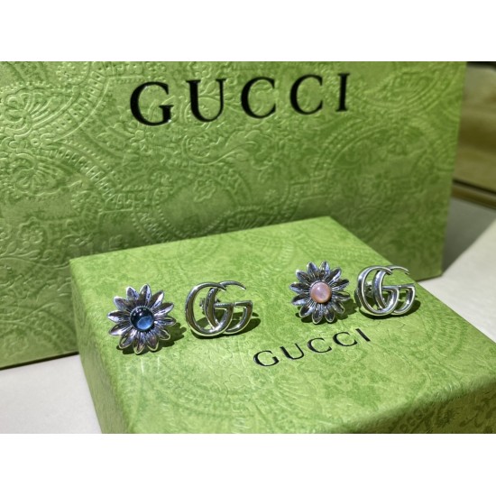 不对称耳钉 在GUCCI的万花筒世界里,对自然世界的迷恋混杂了体现对品牌传统敬意的各种元素。一只耳环为品牌经典双G图案,另一只为花朵造型。 不对称耳钉 在GUCCI的万花筒世界里,对自然世界的迷恋混杂了体现对品牌传统敬意的各种元素。一只耳环为品牌经典双G图案,另一只为花朵造型。