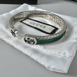 HY80A90。 珐琅 双G logo 手镯，中性百搭款，男女同款，