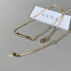 HY80A60。Gucci肖战同款link to love 项链，很精致很闪很漂亮。真的是秒杀所有锁骨链的感觉。简约大气充满细节之美，夏季来上一条搭配衣服美美哒✨