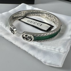HY80A90。 珐琅 双G logo 手镯，中性百搭款，男女同款，