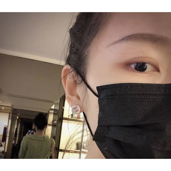 G纯银耳环 非常热门的单品 男生女生均可以佩戴 驾驭任意风格 G纯银耳环 非常热门的单品 男生女生均可以佩戴 驾驭任意风格