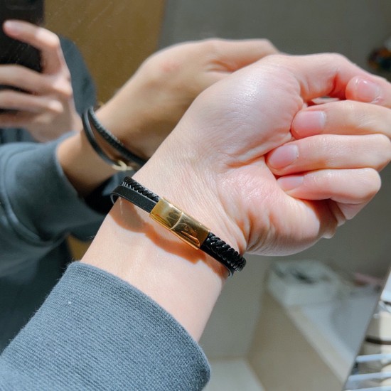 双G经典款系列复古银手链 手绳尺寸:18.5>19.5>20.5>21.5厘米 细节对版做旧处理 非市面亮面版型 这款一直在出 古驰里面热卖款 非常好搭配潮流衣服 双G经典款系列复古银手链 手绳尺寸:18.5>19.5>20.5>21.5厘米 细节对版做旧处理 非市面亮面版型 这款一直在出 古驰里面热卖款 非常好搭配潮流衣服