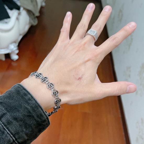 手链最新款的经典款 精致无论款式 质感 都是绝对的顶尖feel 只要看一眼就懂了 搭配衣服更有魅力更有吸引力和气质 原版logo 超 nice 搭配衣服最佳的选择,男女同款必备神器码数:.17.1 手链最新款的经典款 精致无论款式 质感 都是绝对的顶尖feel 只要看一眼就懂了 搭配衣服更有魅力更有吸引力和气质 原版logo 超 nice 搭配衣服最佳的选择,男女同款必备神器码数:.17.1