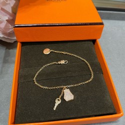 V金材质 258A50加厚版，锁头钥匙手链，进口高碳钻 太考验师傅的手艺了 要确保每颗钻都镶嵌好，高端定制