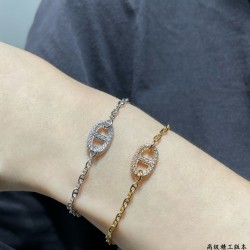 V金材质 257B10  码数：16.17。高级精工版 爱马仕满钻猪鼻子手链。独家发售～ 明星、网红、名媛都难以抗拒！ H*猪鼻子Farandole 酷劲十足的经典标志 古今中外时尚浪尖上的不败元素