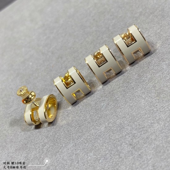 V金材质 514A90 对版 爱马仕大号H琳琅耳钉,耳针可自由转动,耳塞采用全新设计子弹头,不过敏不褪色,字印齐全。爱马仕HERMES 经典系H琳琅耳钉 V金材质 514A90 对版 爱马仕大号H琳琅耳钉,耳针可自由转动,耳塞采用全新设计子弹头,不过敏不褪色,字印齐全。爱马仕HERMES 经典系H琳琅耳钉
