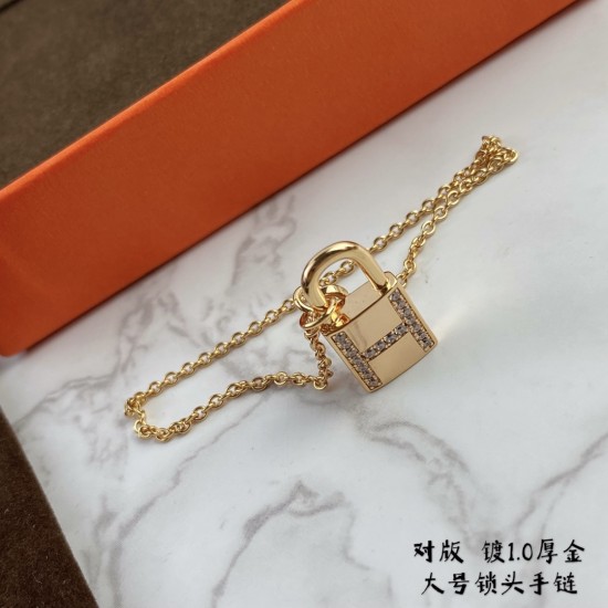 新款2580184 V金材质 加厚版,玫瑰金。高级精工版众多网红同款 大号锁头 新款2580184 V金材质 加厚版,玫瑰金。高级精工版众多网红同款 大号锁头