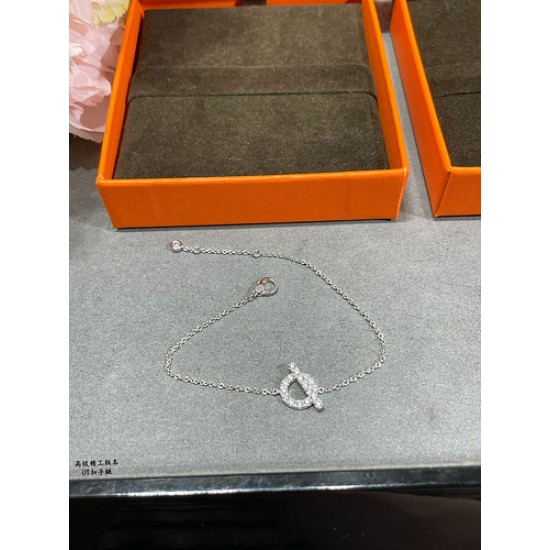 V金材质 8670A50 OT扣手链 高级精工版 众多网红女神爱戴OT扣满钻手链,手工铲钉镶嵌 原版字印 V金材质 8670A50 OT扣手链 高级精工版 众多网红女神爱戴OT扣满钻手链,手工铲钉镶嵌 原版字印