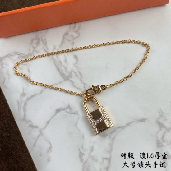 V金材质 2580A80加厚版，爱马仕大号锁头手链，进口高碳钻 太考验师傅的手艺了 要确保每颗钻都镶嵌好[色][色] 高端定制 火爆 ✨1:1