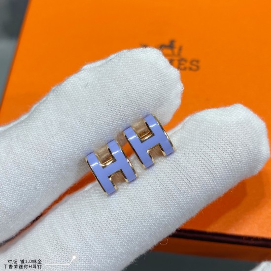 V金材质 5140A90对版 爱马仕丁香紫迷你H耳钉,耳针可自由转动,耳塞采用全新设计子弹头,不过敏不褪色,字印齐全。爱马仕HERMES 经典系H琳琅耳钉 V金材质 5140A90对版 爱马仕丁香紫迷你H耳钉,耳针可自由转动,耳塞采用全新设计子弹头,不过敏不褪色,字印齐全。爱马仕HERMES 经典系H琳琅耳钉
