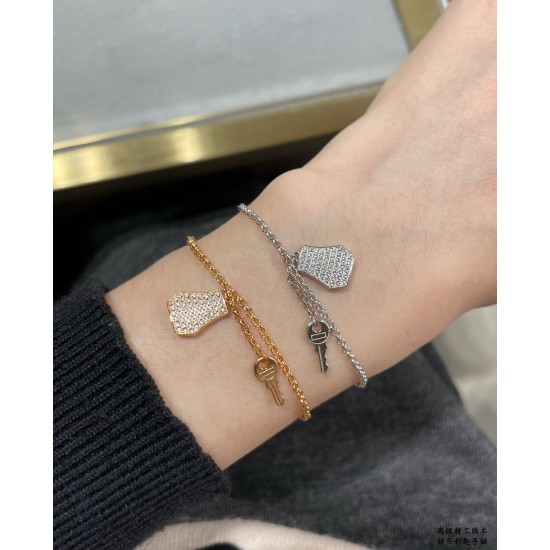V金材质 258A50加厚版,锁头钥匙手链,进口高碳钻 太考验师傅的手艺了 要确保每颗钻都镶嵌好,高端定制 V金材质 258A50加厚版,锁头钥匙手链,进口高碳钻 太考验师傅的手艺了 要确保每颗钻都镶嵌好,高端定制