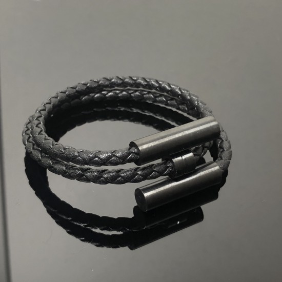 新品猪鼻子皮绳手镯 扣子皮绳任意搭配 长度备注长度定制 编号:BFGW503750 配件有哑光 亮光 新品猪鼻子皮绳手镯 扣子皮绳任意搭配 长度备注长度定制 编号:BFGW503750 配件有哑光 亮光