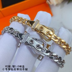 V金材质 2580C20加厚版，爱马仕小号带钻皮带手链。高级精工版[色][色]众多网红同款 高碳钻 太考验师傅的手艺了 要确保每颗钻都镶嵌好[色][色] 高端定制 女神 都爱爱马仕火爆  ✨1:1