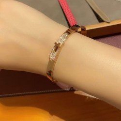 V金材质 2140C20加厚版。 爱马仕纽扣半钻手镯，高级精工版[色][色]众多网红同款 高碳钻 太考验师傅的手艺了 要确保每颗钻都镶嵌好[色][色] 高端定制 女神 都爱爱马仕火爆 手镯 ✨1:1