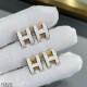 V金材质 5140A60 对版 大号H琳琅耳钉,耳针可自由转动,耳塞采用全新设计子弹头,不过敏不褪色,字印齐全。经典系H琳琅耳钉 V金材质 5140A60 对版 大号H琳琅耳钉,耳针可自由转动,耳塞采用全新设计子弹头,不过敏不褪色,字印齐全。经典系H琳琅耳钉