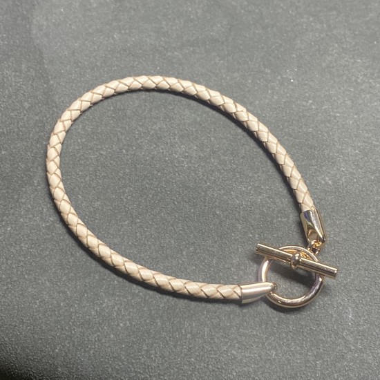 新品奶茶色 猪鼻子皮绳手链 长度自定 金属:玫瑰金 白金 黄金 皮颜色配件任意搭配 编号:BC703758 新品奶茶色 猪鼻子皮绳手链 长度自定 金属:玫瑰金 白金 黄金 皮颜色配件任意搭配 编号:BC703758