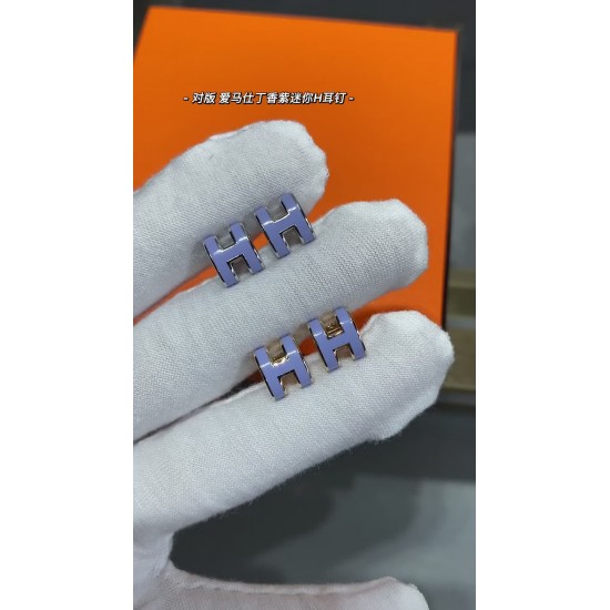 V金材质 5140A90对版 爱马仕丁香紫迷你H耳钉,耳针可自由转动,耳塞采用全新设计子弹头,不过敏不褪色,字印齐全。爱马仕HERMES 经典系H琳琅耳钉 V金材质 5140A90对版 爱马仕丁香紫迷你H耳钉,耳针可自由转动,耳塞采用全新设计子弹头,不过敏不褪色,字印齐全。爱马仕HERMES 经典系H琳琅耳钉