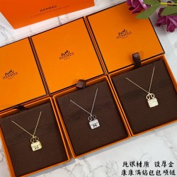 9⃣2⃣5⃣676B00爱马仕满钻H包包项链，高端定制 925纯银镀金镶钻，一面满钻一面logo。别致！实心包包各种细节
