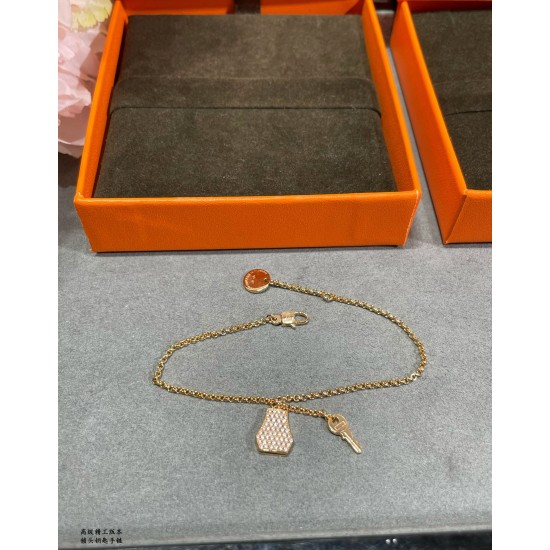 V金材质 258A50加厚版,锁头钥匙手链,进口高碳钻 太考验师傅的手艺了 要确保每颗钻都镶嵌好,高端定制 V金材质 258A50加厚版,锁头钥匙手链,进口高碳钻 太考验师傅的手艺了 要确保每颗钻都镶嵌好,高端定制