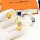 驴家最新Squared LV 手镯出自路易威登与知名艺术家 Nigo 的联名系列,以金属件构筑弧形设计,点缀晶莹剔透的莱茵石,展现日本街头文化与英伦雅致格调的碰撞交融。带钻款800A55 驴家最新Squared LV 手镯出自路易威登与知名艺术家 Nigo 的联名系列,以金属件构筑弧形设计,点缀晶莹剔透的莱茵石,展现日本街头文化与英伦雅致格调的碰撞交融。带钻款800A55