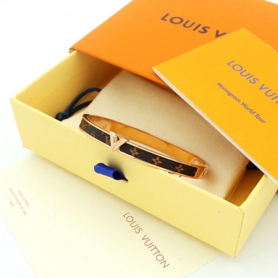 Hl65700---lv手镯 Louis Vuitton 路易威登 原装打版代购级别 市场最好版本 LV老花皮手镯火爆款出货 设计独特 复古前卫 美女必备 Hl65700---lv手镯 Louis Vuitton 路易威登 原装打版代购级别 市场最好版本 LV老花皮手镯火爆款出货 设计独特 复古前卫 美女必备