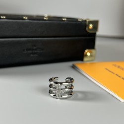 HY8008A20。LV新款单只耳夹，ldylle Blossom 18K 金耳夹令 Monogram 花卉绽放于平行结构，再以明亮式切割钻石点缀花辦，延续品牌元素的经典传承。既可单独佩戴，亦可混搭耳