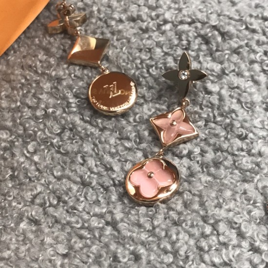 LV耳吊 三花贝母耳吊 精工复刻高版本原版logo 现货 玫瑰金粉高端贝母HL98951 LV耳吊 三花贝母耳吊 精工复刻高版本原版logo 现货 玫瑰金粉高端贝母HL98951