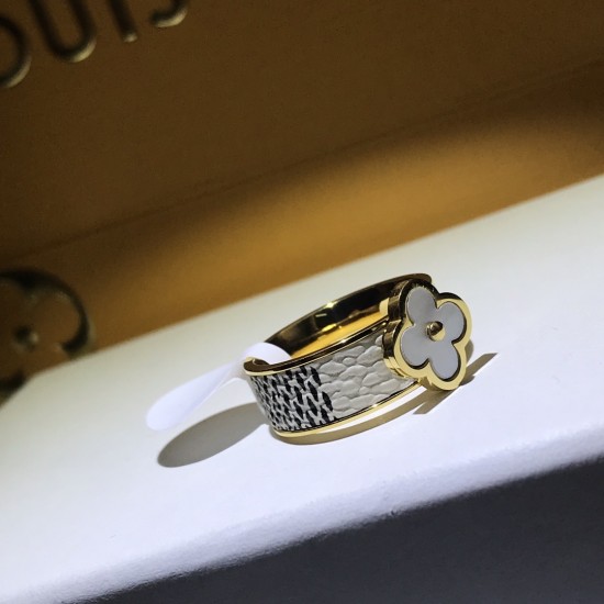 戒指 新款四叶草皮戒指 金黑皮 金白皮 现货 编号:B704650 戒指 新款四叶草皮戒指 金黑皮 金白皮 现货 编号:B704650