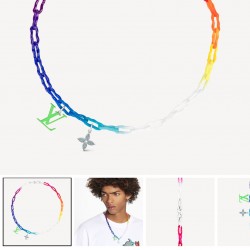 新款 Rainbow Charms 手镯响应本季 Watercolor 主题，明快生动。采用特殊升华技术将鲜艳亮滴油在金属链带之上，以实现彩虹般的彩绘效果。Monogram 花卉饰件与 LV 字母饰件