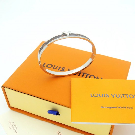 Hl65700---lv手镯 Louis Vuitton 路易威登 原装打版代购级别 市场最好版本 LV老花皮手镯火爆款出货 设计独特 复古前卫 美女必备 Hl65700---lv手镯 Louis Vuitton 路易威登 原装打版代购级别 市场最好版本 LV老花皮手镯火爆款出货 设计独特 复古前卫 美女必备