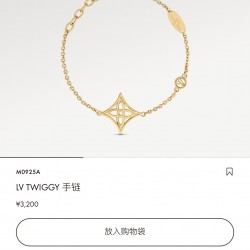 驴家本款手链以锋锐棱角重译标志性的尖瓣 Monogram 花卉，与 腰带的花卉搭扣异曲同工，更有 标识点缀精致链条。AL80760