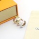 HL90551驴家戒指Play-It 戒指以诙谐意趣展现路易威登标识与 Monogram 花卉,将其与恰似骰子图案的波点共同排列于多面金属指环上,释放视觉冲击。到货6-7-8-9拿三色 HL90551驴家戒指Play-It 戒指以诙谐意趣展现路易威登标识与 Monogram 花卉,将其与恰似骰子图案的波点共同排列于多面金属指环上,释放视觉冲击。到货6-7-8-9拿三色