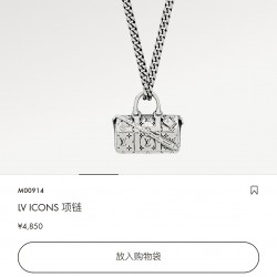 项链向皮具系列致意，将经典 Keepall 手袋化为袖珍装饰，其上镂刻 Monogram 图案，印证精湛匠艺和工致细节。可调节链条的 字母再添点睛之AL80A30