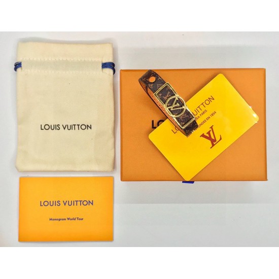 XC800968【精工版本】LV Circle 可逆手镯以标志性的单字帆布和金色金属树干螺柱为特征,向路易威登的历史致敬。光滑精致的小牛皮,以及金属扣,创造了一个抛光的外观。 XC800968【精工版本】LV Circle 可逆手镯以标志性的单字帆布和金色金属树干螺柱为特征,向路易威登的历史致敬。光滑精致的小牛皮,以及金属扣,创造了一个抛光的外观。