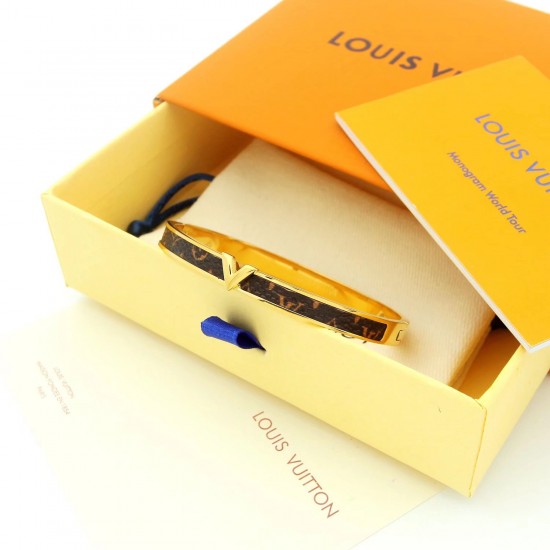 Hl65700---lv手镯 Louis Vuitton 路易威登 原装打版代购级别 市场最好版本 LV老花皮手镯火爆款出货 设计独特 复古前卫 美女必备 Hl65700---lv手镯 Louis Vuitton 路易威登 原装打版代购级别 市场最好版本 LV老花皮手镯火爆款出货 设计独特 复古前卫 美女必备