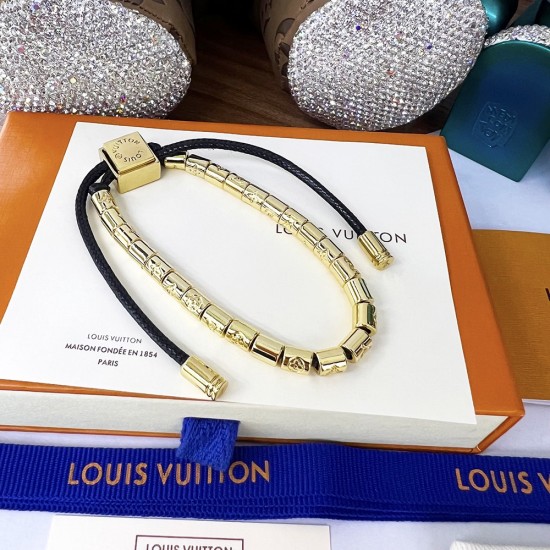 手链以精湛匠艺展露波西米亚迷情。可调节棉绳串起袖珍串珠,洋溢蔚蓝海滨的自由精神。链环精致镂刻 Monogram 图案,方形开合点缀经典字母。 金色AL80A30 手链以精湛匠艺展露波西米亚迷情。可调节棉绳串起袖珍串珠,洋溢蔚蓝海滨的自由精神。链环精致镂刻 Monogram 图案,方形开合点缀经典字母。 金色AL80A30