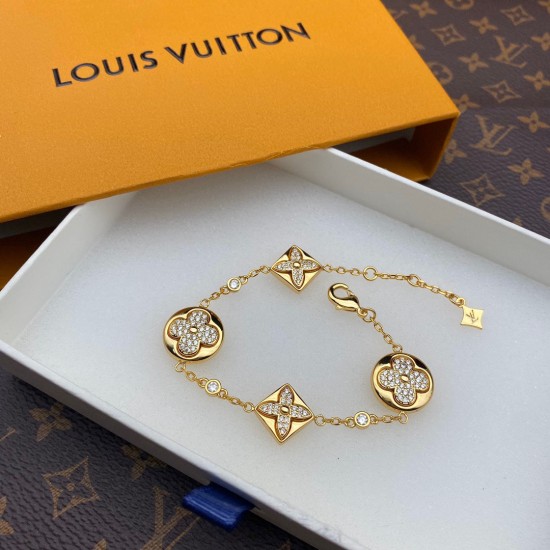 Hl97909 LV四小花手链 简约设计 blingbling✨✨✨代购级别 Hl97909 LV四小花手链 简约设计 blingbling✨✨✨代购级别