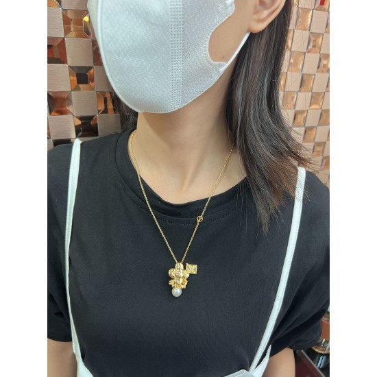 品牌吉祥物 Vivienne 登上莹润珍珠制成的“月亮”,手中挥舞庆祝旗帜,搭配 LV Circle 标识和 LV 字母铭纹 吉祥物娃娃AL80A30 品牌吉祥物 Vivienne 登上莹润珍珠制成的“月亮”,手中挥舞庆祝旗帜,搭配 LV Circle 标识和 LV 字母铭纹 吉祥物娃娃AL80A30