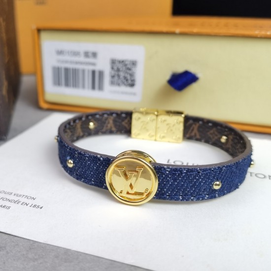 Hl86900驴家老花皮手链圆形可逆手链是路易威登珠宝风格的新迭代,具有适合夏季的流行色彩 Hl86900驴家老花皮手链圆形可逆手链是路易威登珠宝风格的新迭代,具有适合夏季的流行色彩