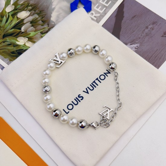 新款Hl68B00 MONOGRAM PEARLS 手链 ¥8,450 Monogram Pearls 项链汇聚珍珠般的串珠和抛光串珠,再将路易威登元素化为精致铭纹,通过可调节链条串连,以 LV 新款Hl68B00 MONOGRAM PEARLS 手链 ¥8,450 Monogram Pearls 项链汇聚珍珠般的串珠和抛光串珠,再将路易威登元素化为精致铭纹,通过可调节链条串连,以 LV
