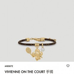 精巧珍珠共同悬挂于 Monogram 帆布饰带，搭配标识铭纹。可调节链条实现舒适佩戴。 吉祥物娃娃皮手镯AL8A10