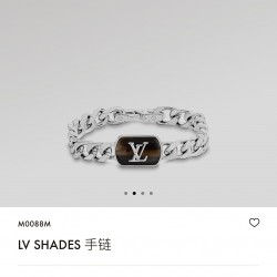 手链以抛光金属构筑古巴风格粗链条，再为中央醋酯纤维饰牌标注Pyramide 标识，大胆宣示摩登风范。开合设计镂刻 Monogram 图案。AL80A20