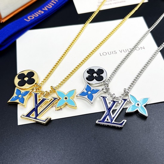 项链汇聚 字母和形态各异的 Monogram 花卉,以盎然格调演绎品牌经典,为爱好者再添新颖之选。AL80A20 项链汇聚 字母和形态各异的 Monogram 花卉,以盎然格调演绎品牌经典,为爱好者再添新颖之选。AL80A20